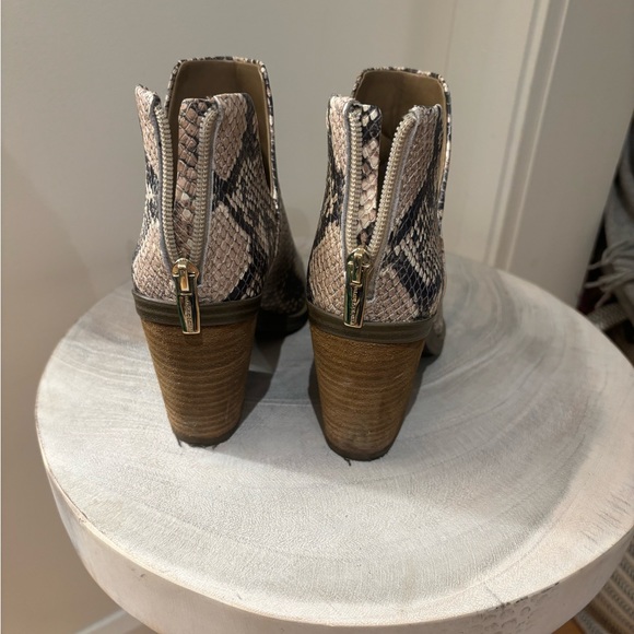 Size 5 Vince Camuto booties - Picture 4 of 7